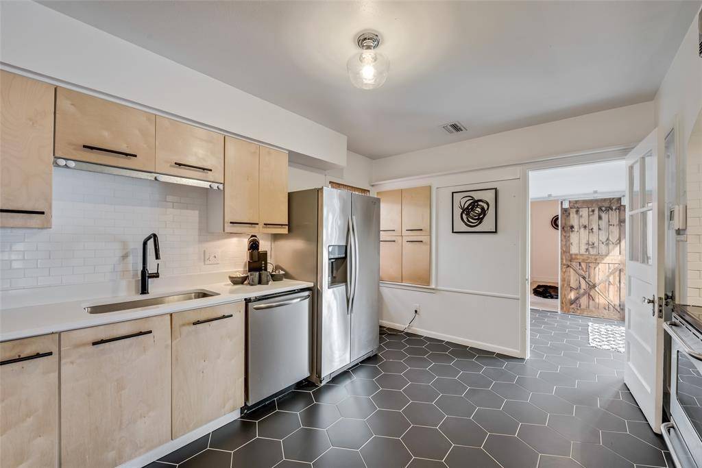 2707 Burlington Boulevard, Dallas, TX 75211