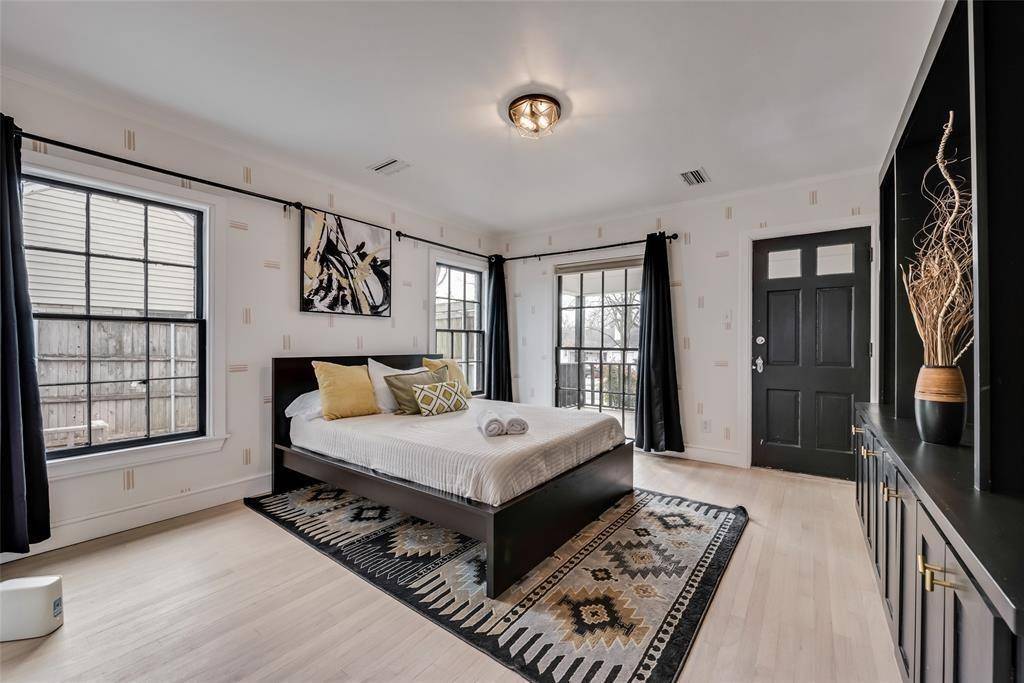 2707 Burlington Boulevard, Dallas, TX 75211