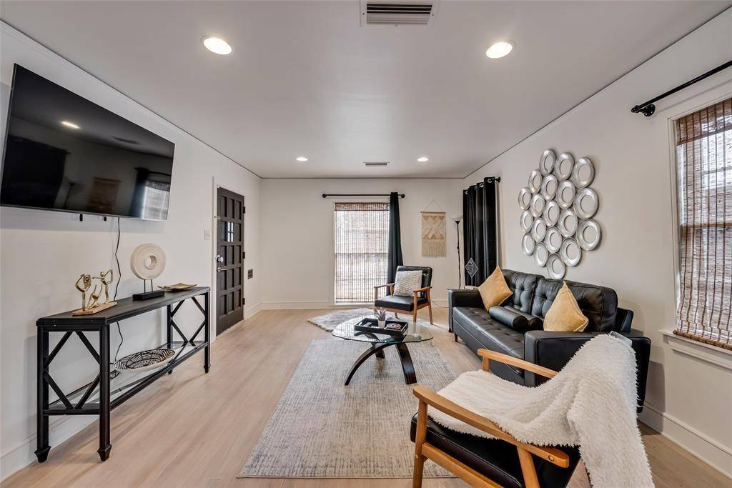 2707 Burlington Boulevard, Dallas, TX 75211