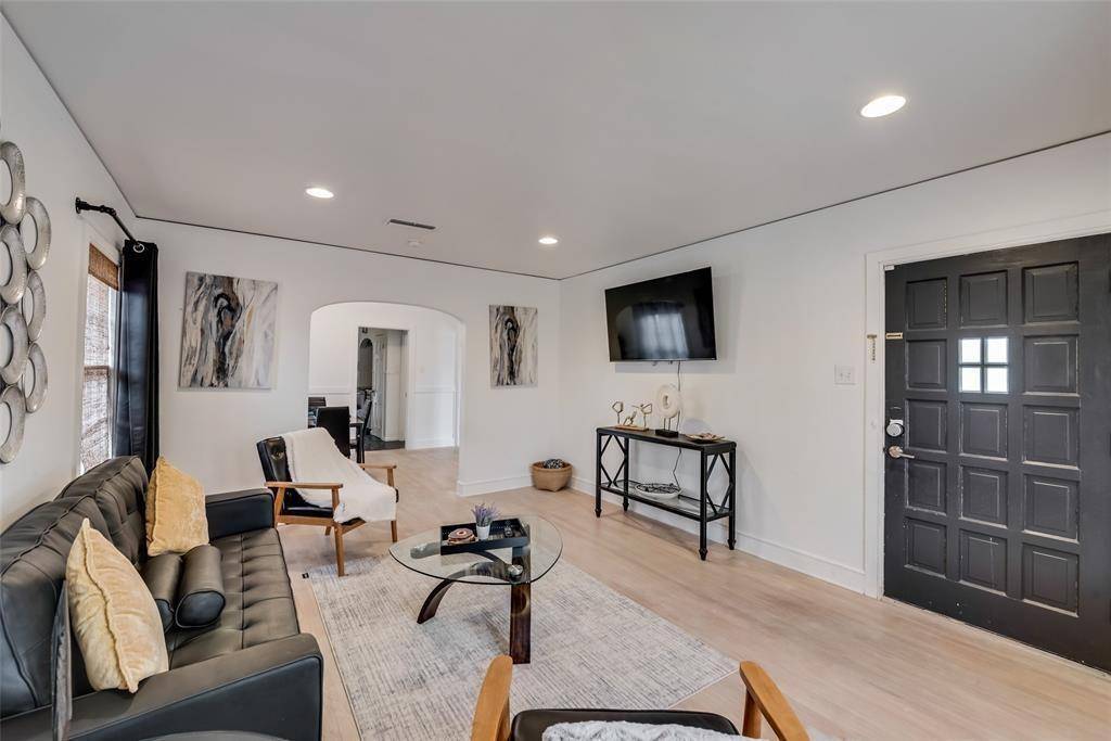 2707 Burlington Boulevard, Dallas, TX 75211