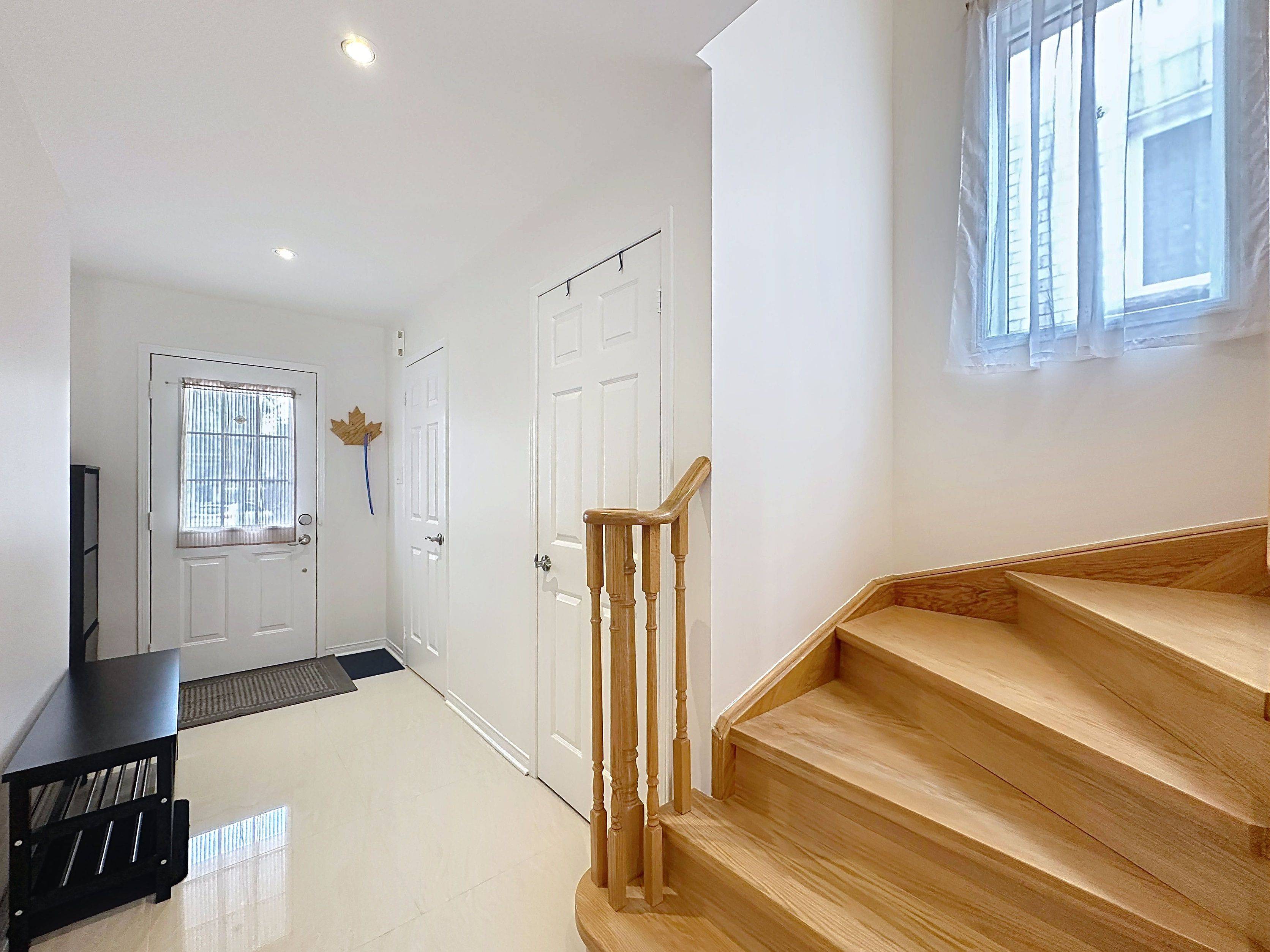 20 Anita DR W, Markham, ON L3V 5V8