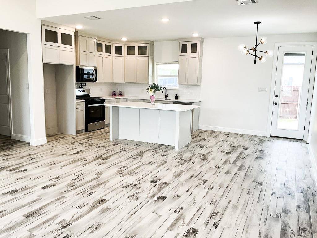 201 Bluff Court, Godley, TX 76044