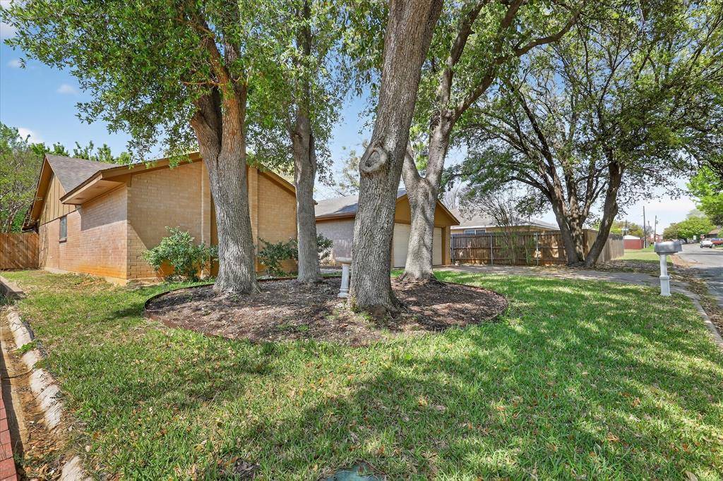 2222 Honey Creek Lane, Arlington, TX 76006