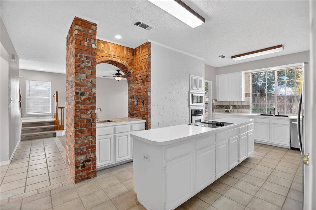 6114 Pinwood Circle, Arlington, TX 76001