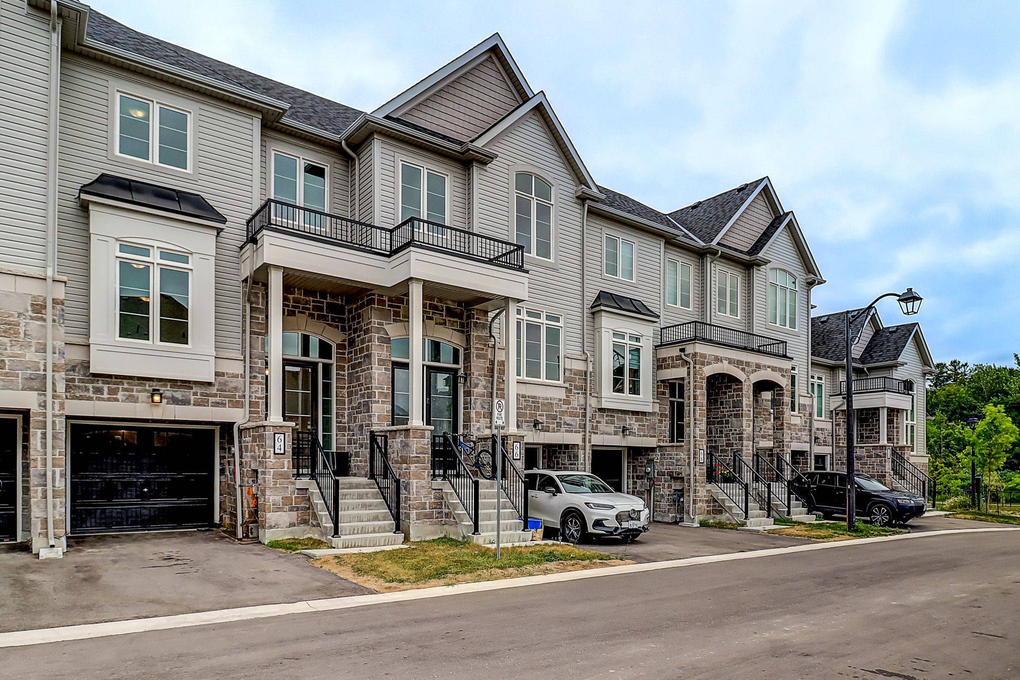 64 Lyall Stokes CIR, East Gwillimbury, ON L0G 1M0