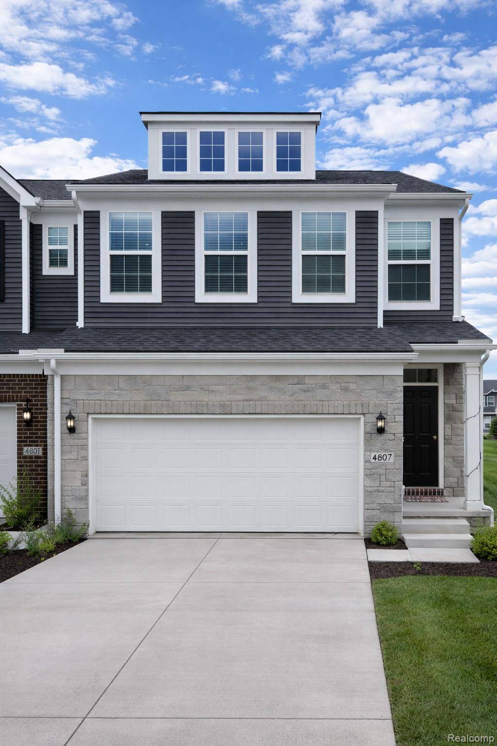4807 Glenora DR, Lake Orion Village, MI 48359