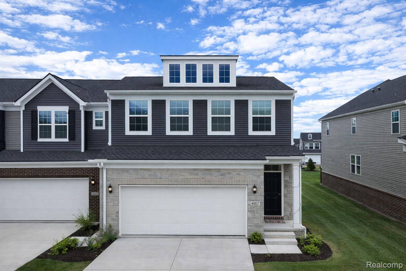 4807 Glenora DR, Lake Orion Village, MI 48359