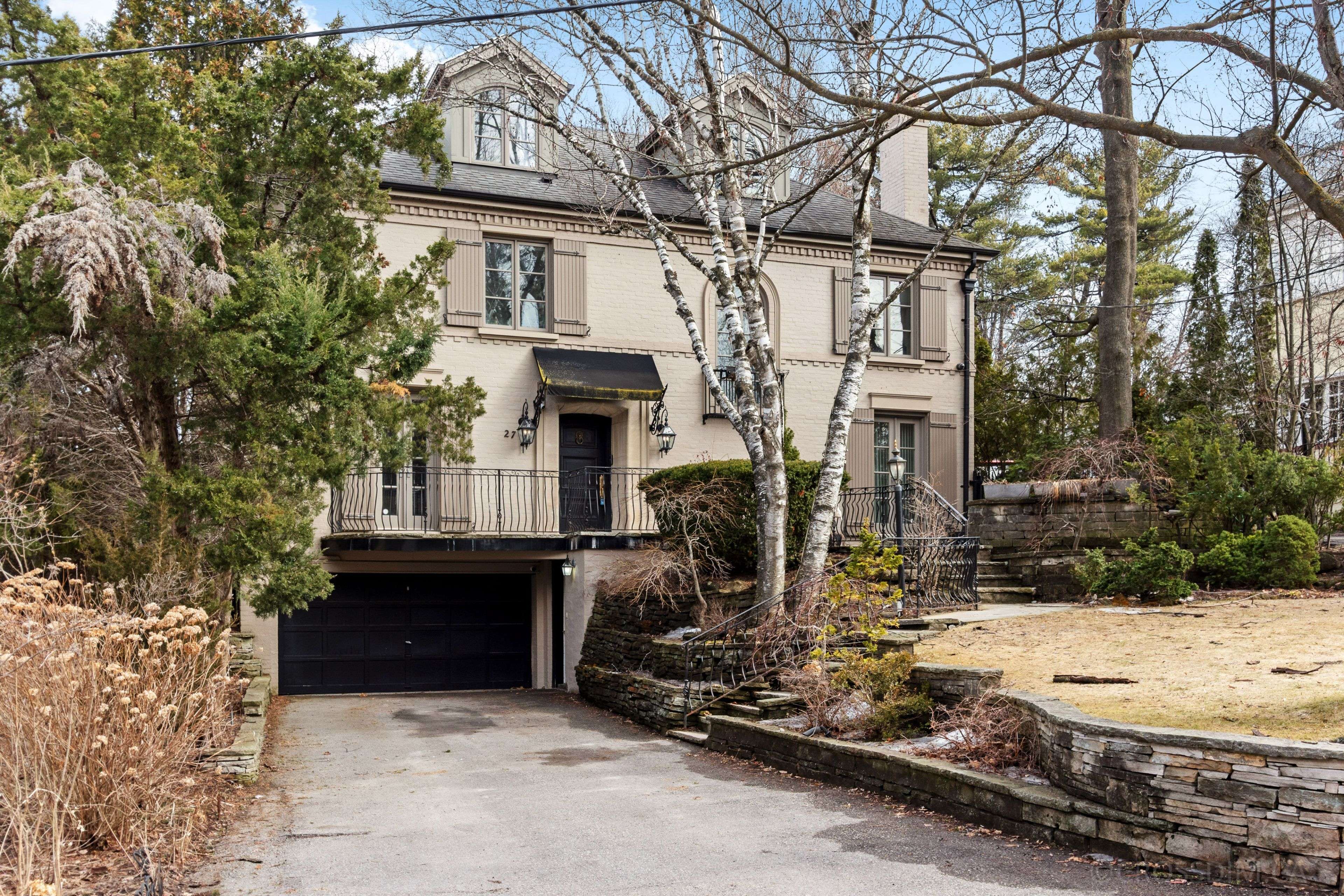 27 Strathgowan CRES, Toronto C04, ON M4N 2Z6