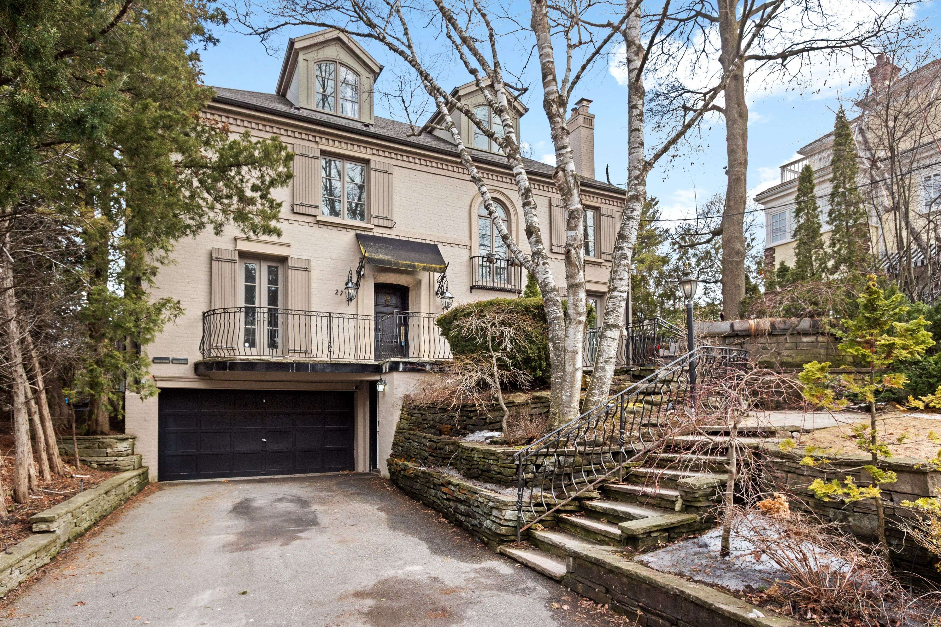 27 Strathgowan CRES, Toronto C04, ON M4N 2Z6