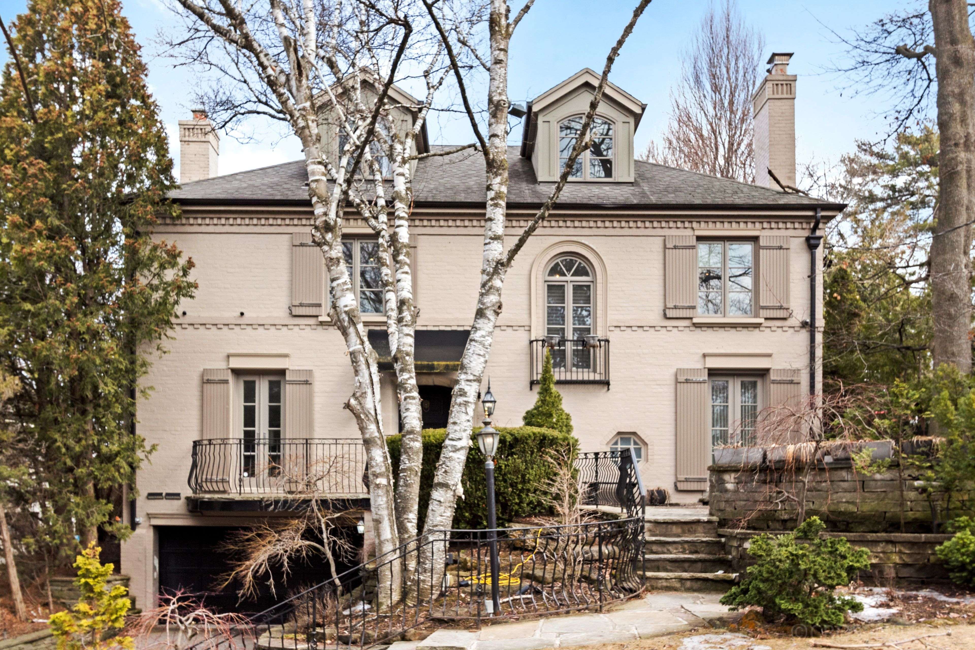 27 Strathgowan CRES, Toronto C04, ON M4N 2Z6