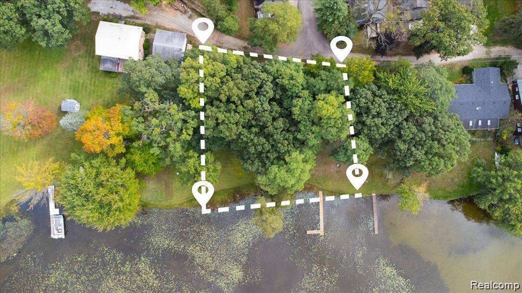 10350 Half Moon DR, Pinckney Village, MI 48169