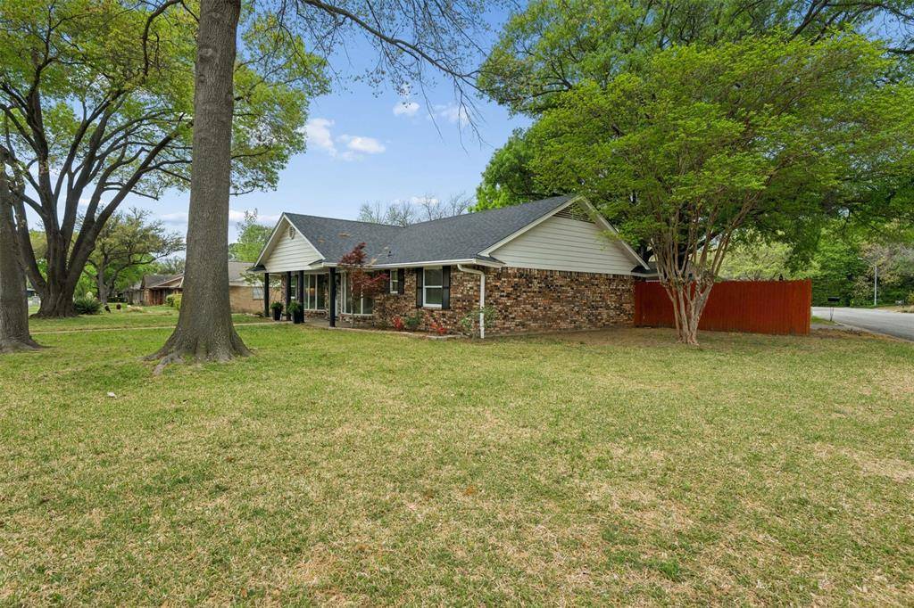 17 Lincolnshire Circle, Bedford, TX 76021