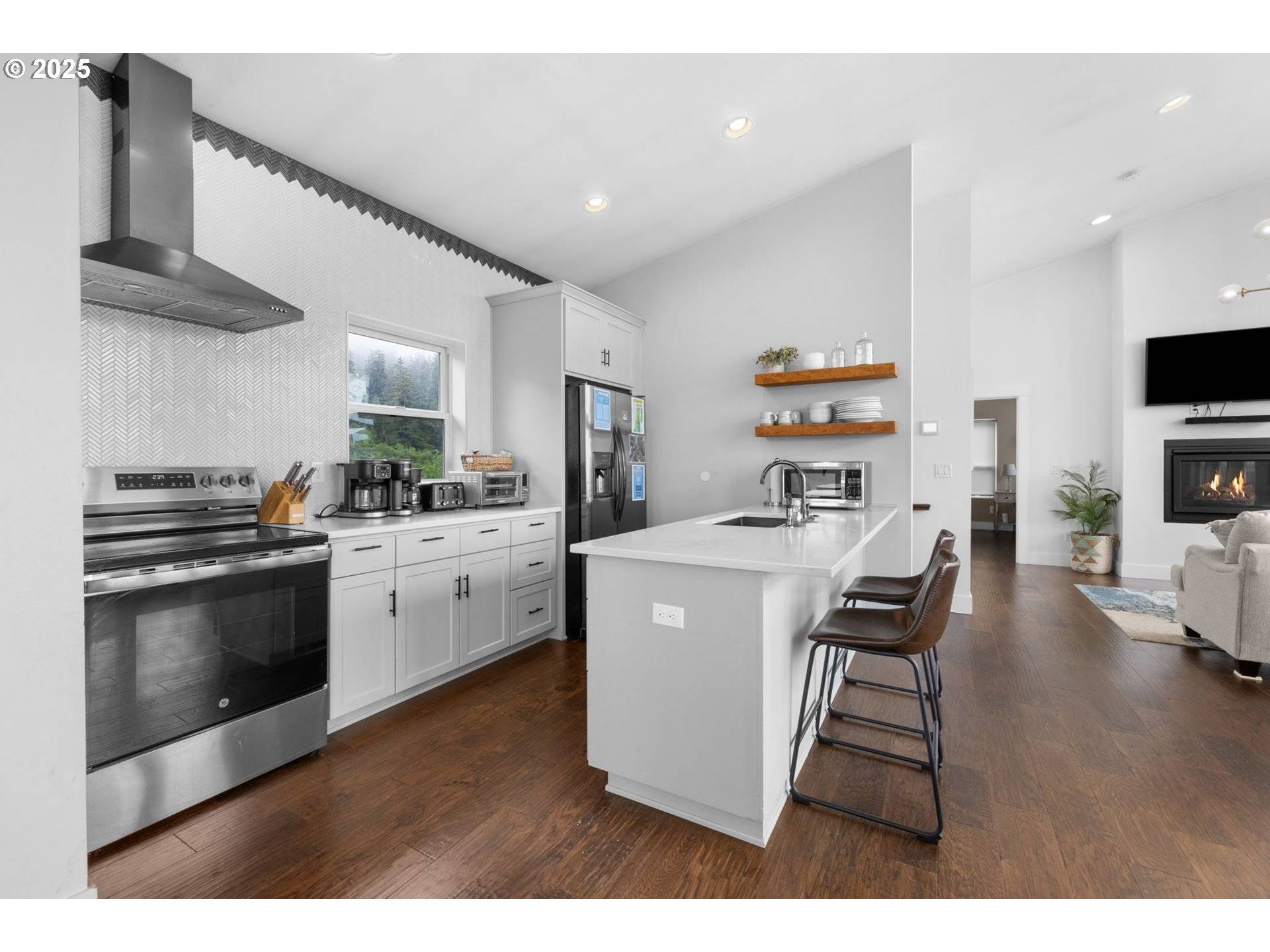 54145 S BEACH RD, Neskowin, OR 97149