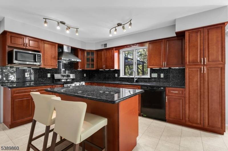 135 Woods End Dr, Bernards Twp., NJ 07920