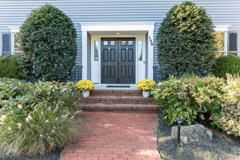 135 Woods End Dr, Bernards Twp., NJ 07920