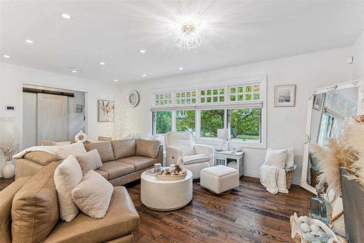 89 Holyrood AVE, Oakville, ON L6K 2V4