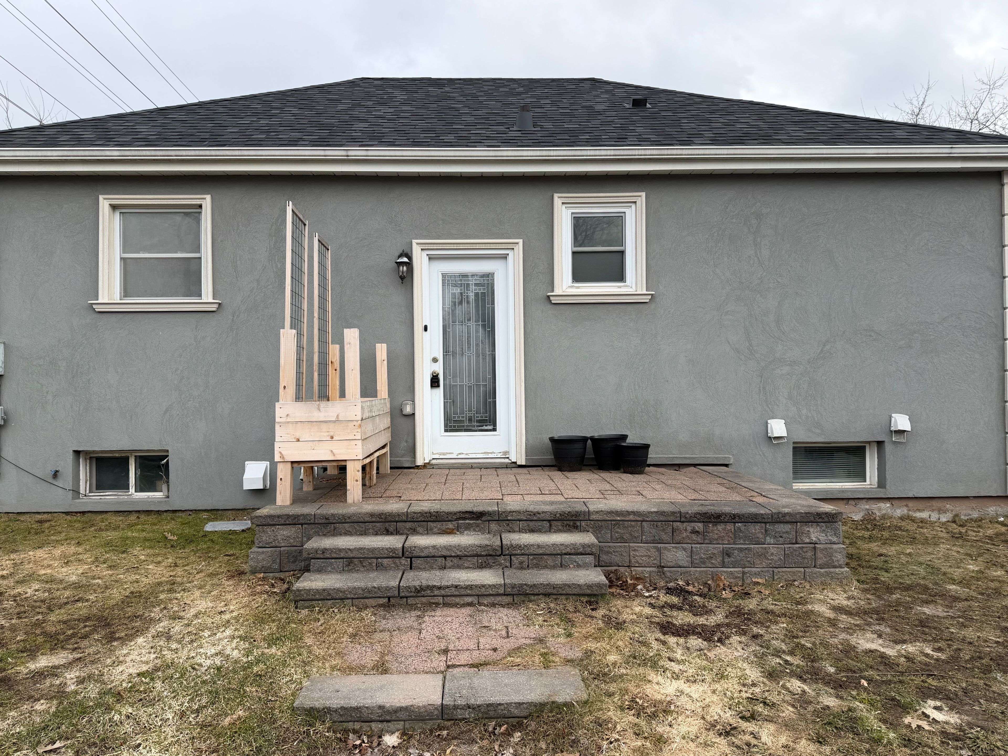 685 Armour RD #Lower, Peterborough, ON K9H 1Z5