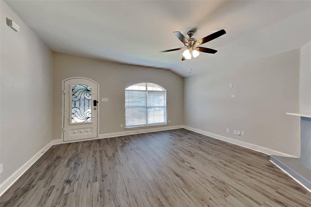 521 Hollyberry Drive, Mansfield, TX 76063