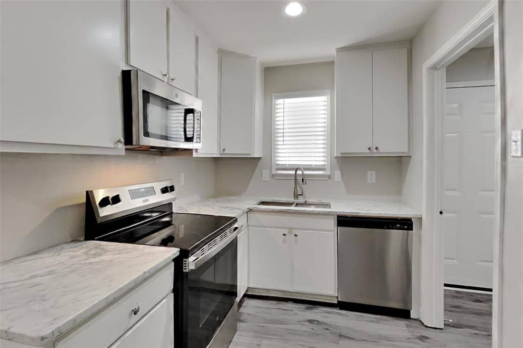 521 Hollyberry Drive, Mansfield, TX 76063