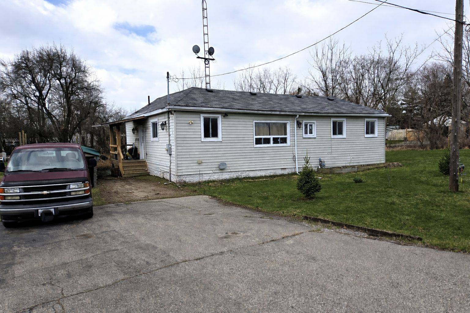 751 Bowen RD, Fort Erie, ON L2A 5M4