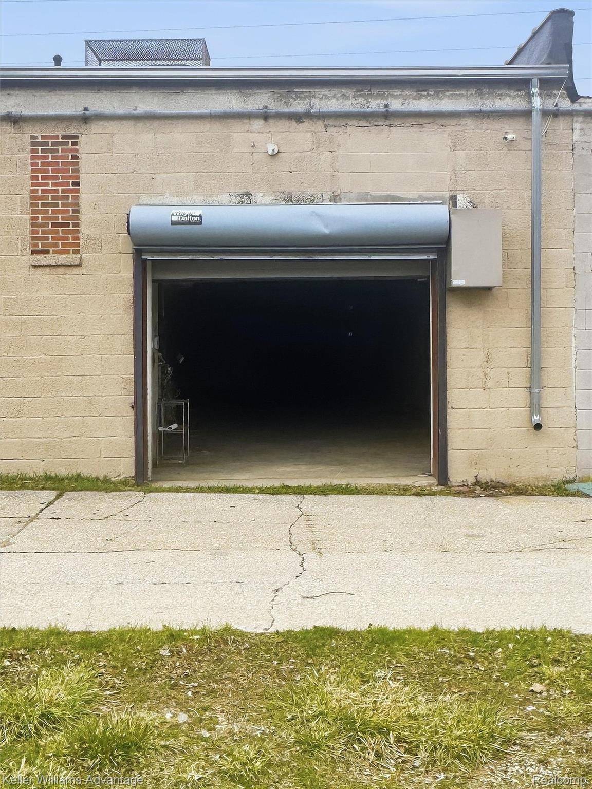 300 E 8 MILE RD, Detroit, MI 48203