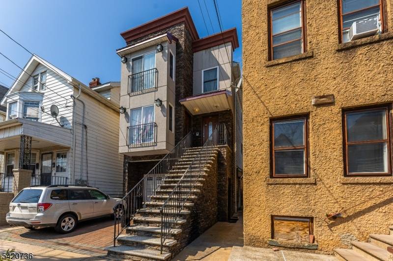 31 Spencer St, Elizabeth City, NJ 07202