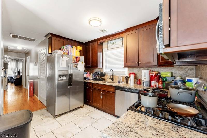 31 Spencer St, Elizabeth City, NJ 07202