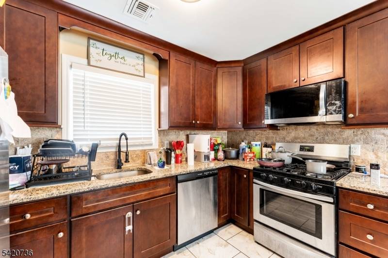 31 Spencer St, Elizabeth City, NJ 07202