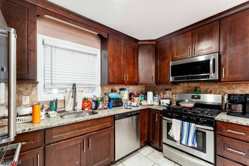 31 Spencer St, Elizabeth City, NJ 07202