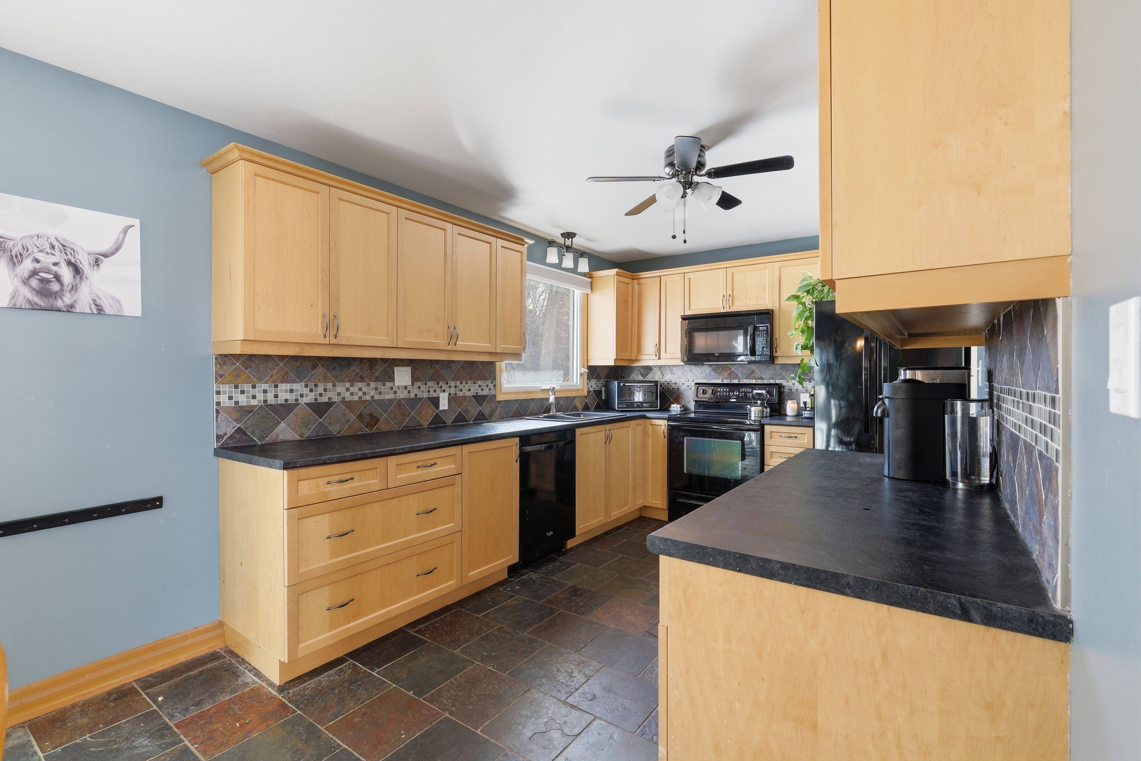 9 Pine Park BLVD, Adjala-tosorontio, ON L0M 1J0