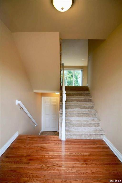 806 Red Run DR, Troy, MI 48085