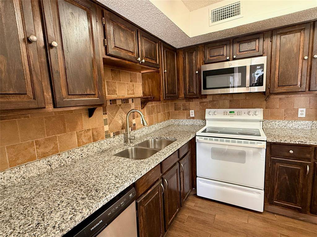 2300 Bamboo Drive #N208, Arlington, TX 76006