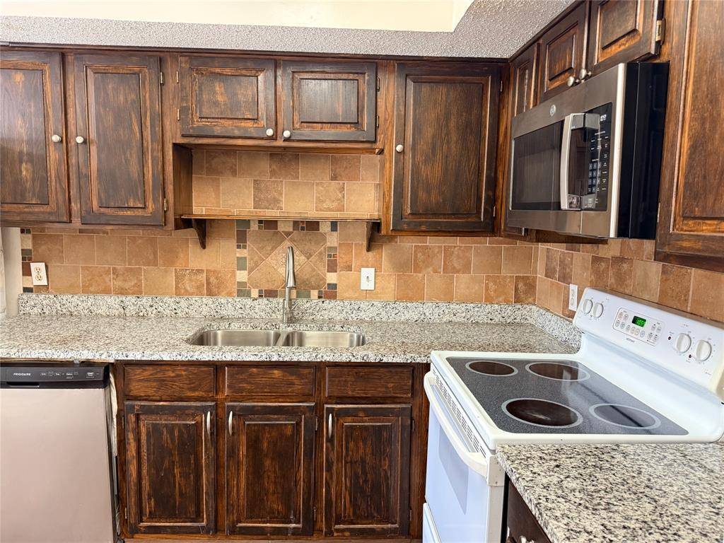 2300 Bamboo Drive #N208, Arlington, TX 76006