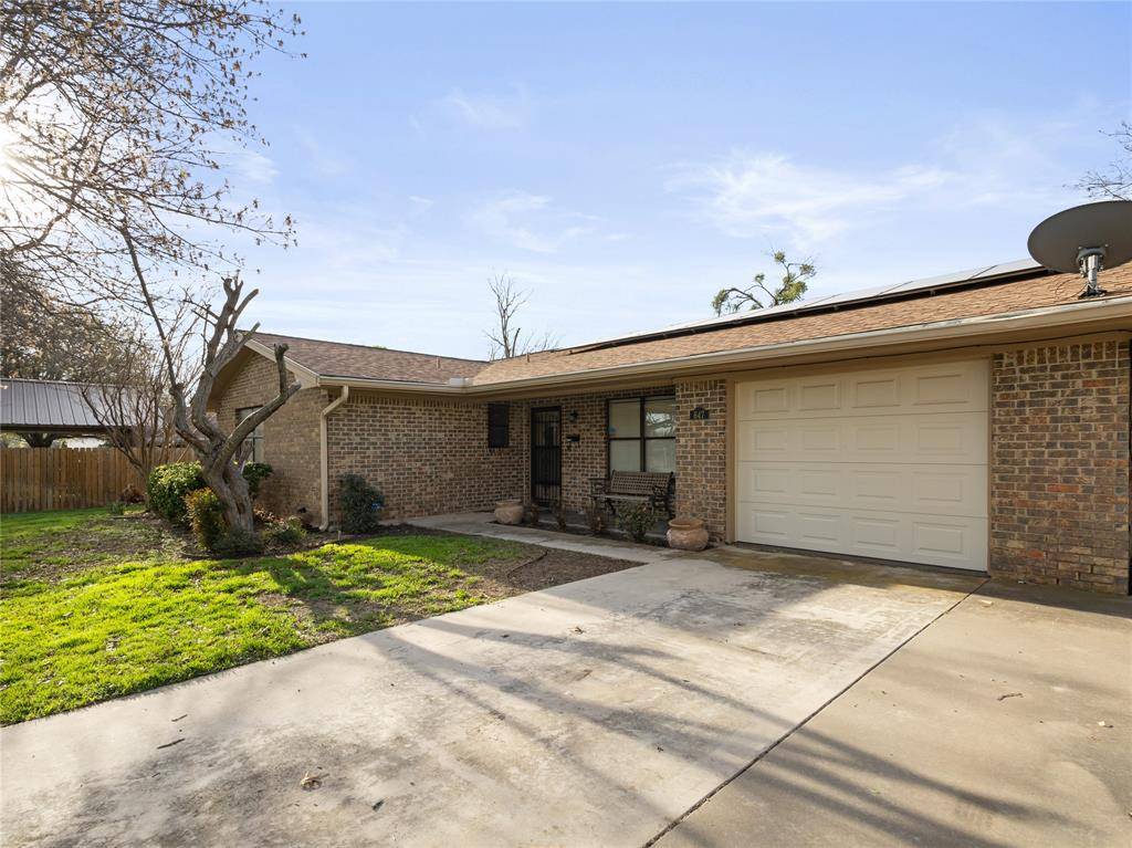 647 W Travis Street, Dublin, TX 76446