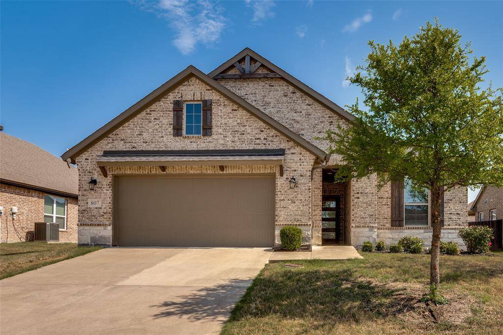 807 Woodcrest Drive, Ennis, TX 75119