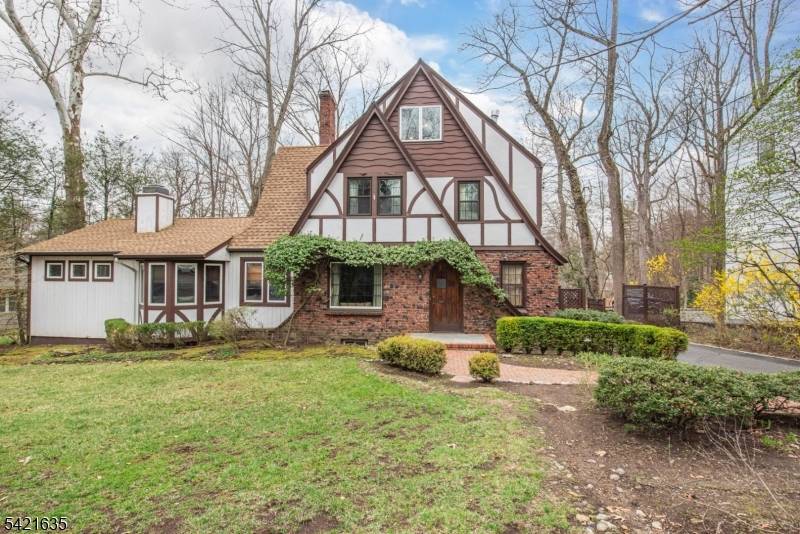 10 Cleveland Rd, Caldwell Boro Twp., NJ 07006