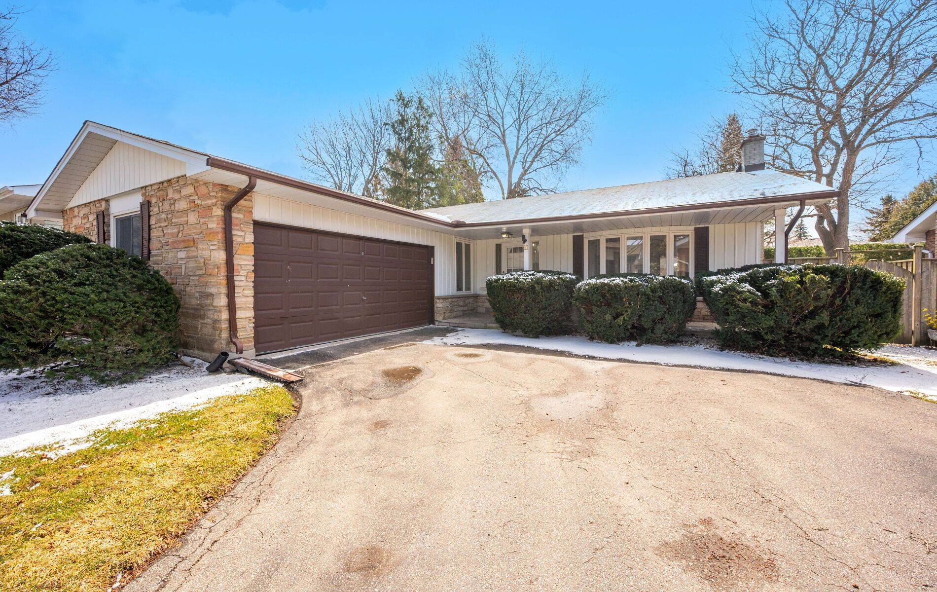 11 Glenview DR, Aurora, ON L4G 2G7