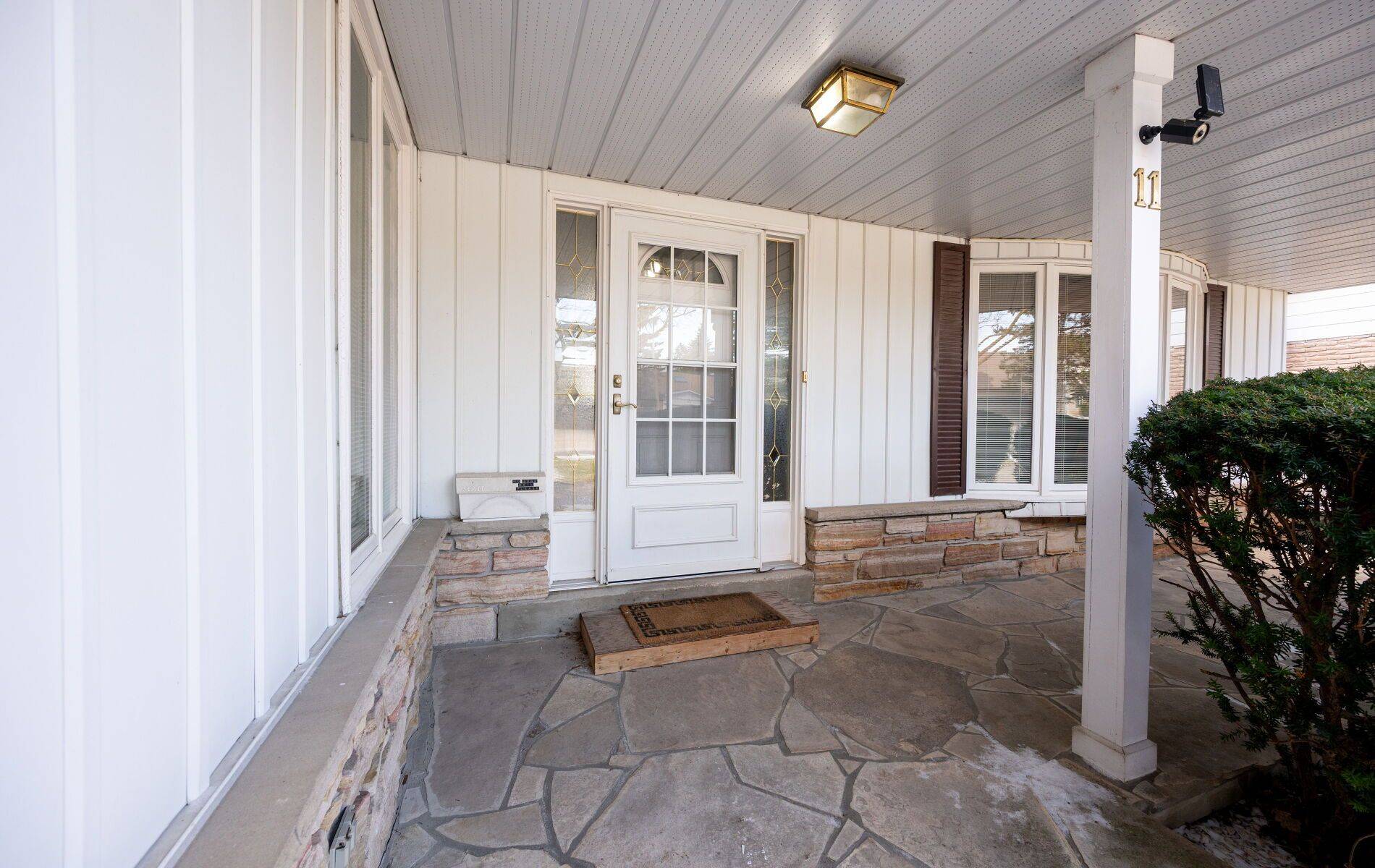 11 Glenview DR, Aurora, ON L4G 2G7