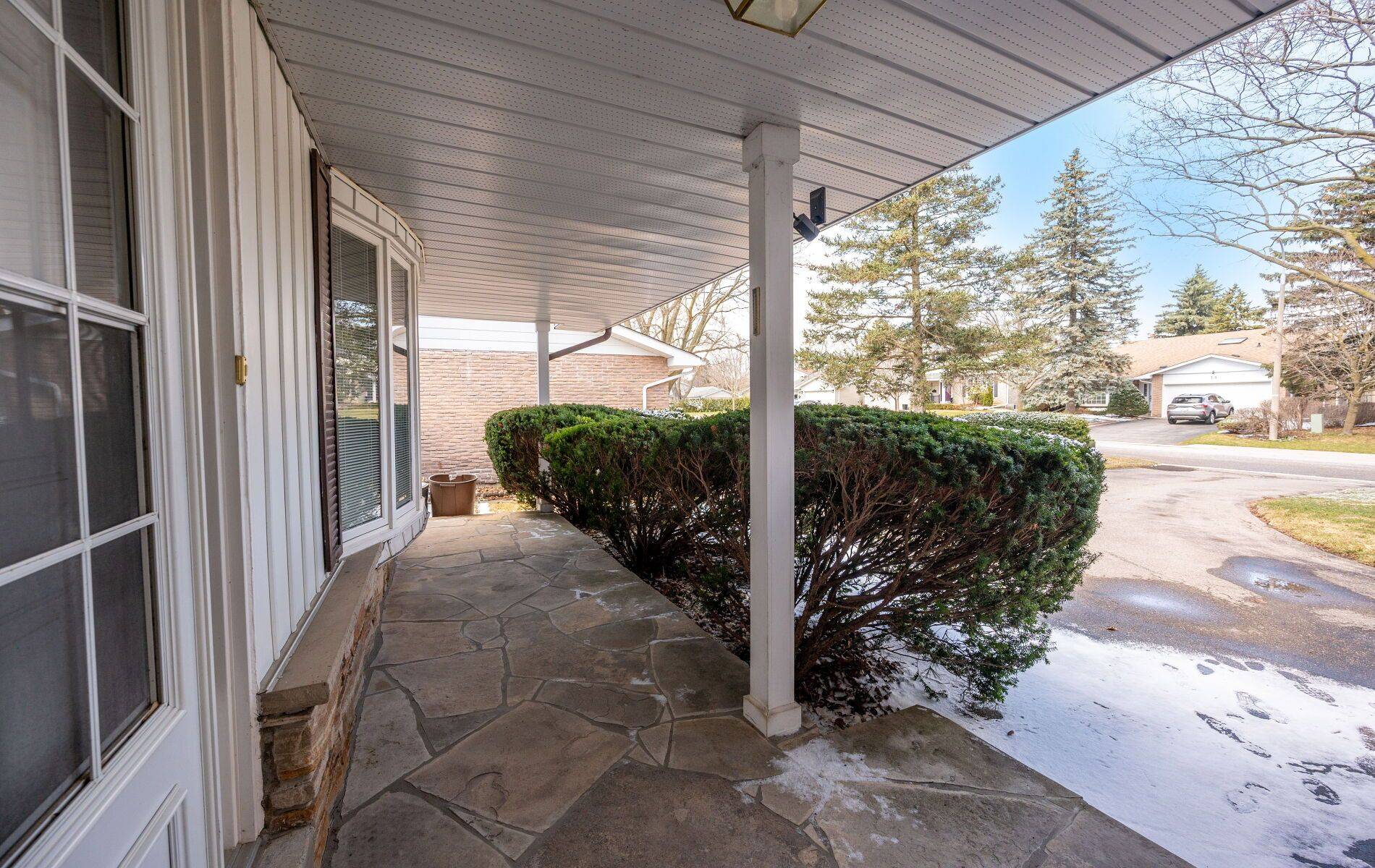 11 Glenview DR, Aurora, ON L4G 2G7