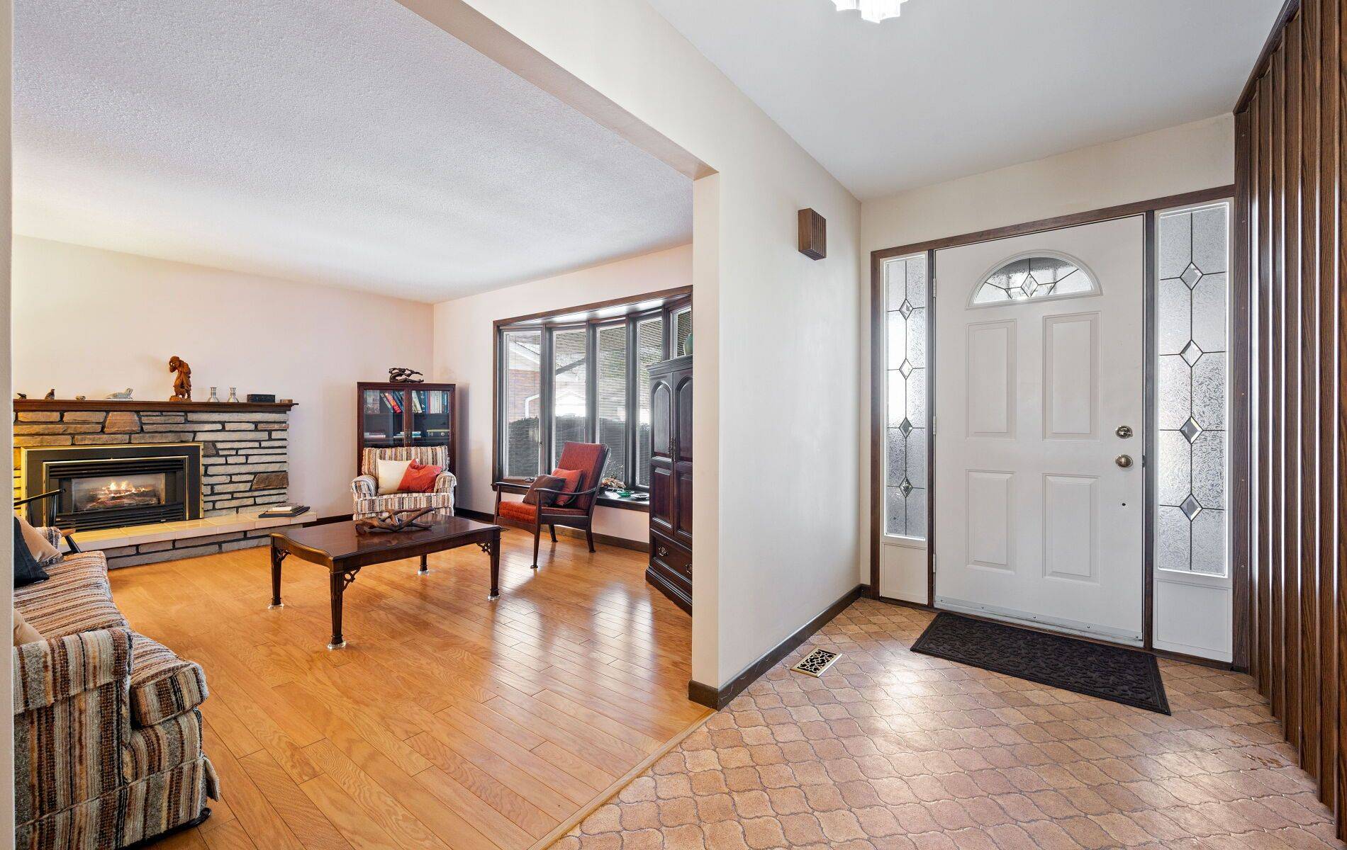 11 Glenview DR, Aurora, ON L4G 2G7