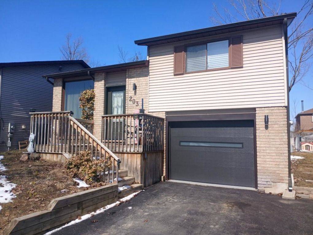 203 Burns CIR, Barrie, ON L4N 6A5