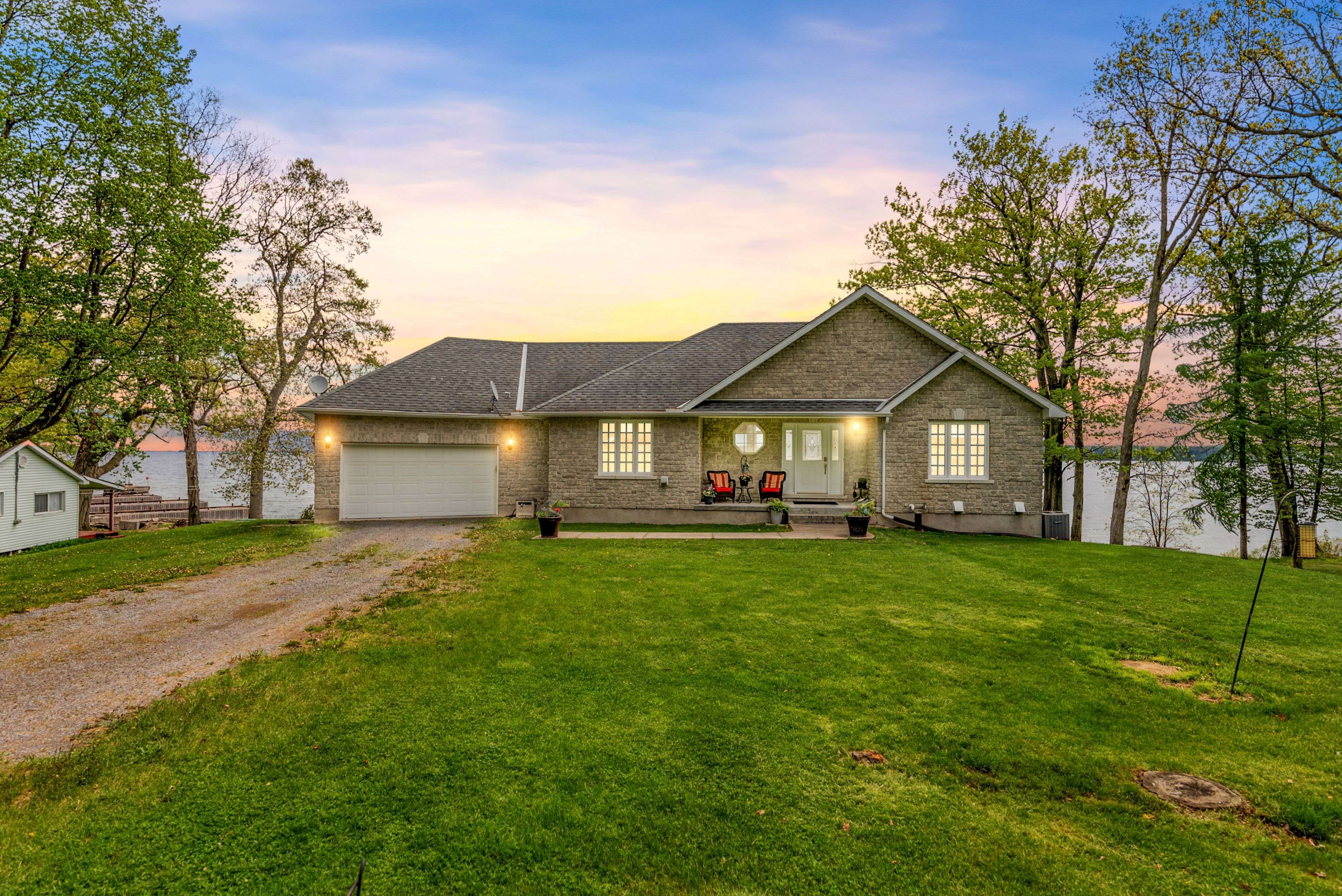 121 Hickory LN, Frontenac Islands, ON K0H 2Y0