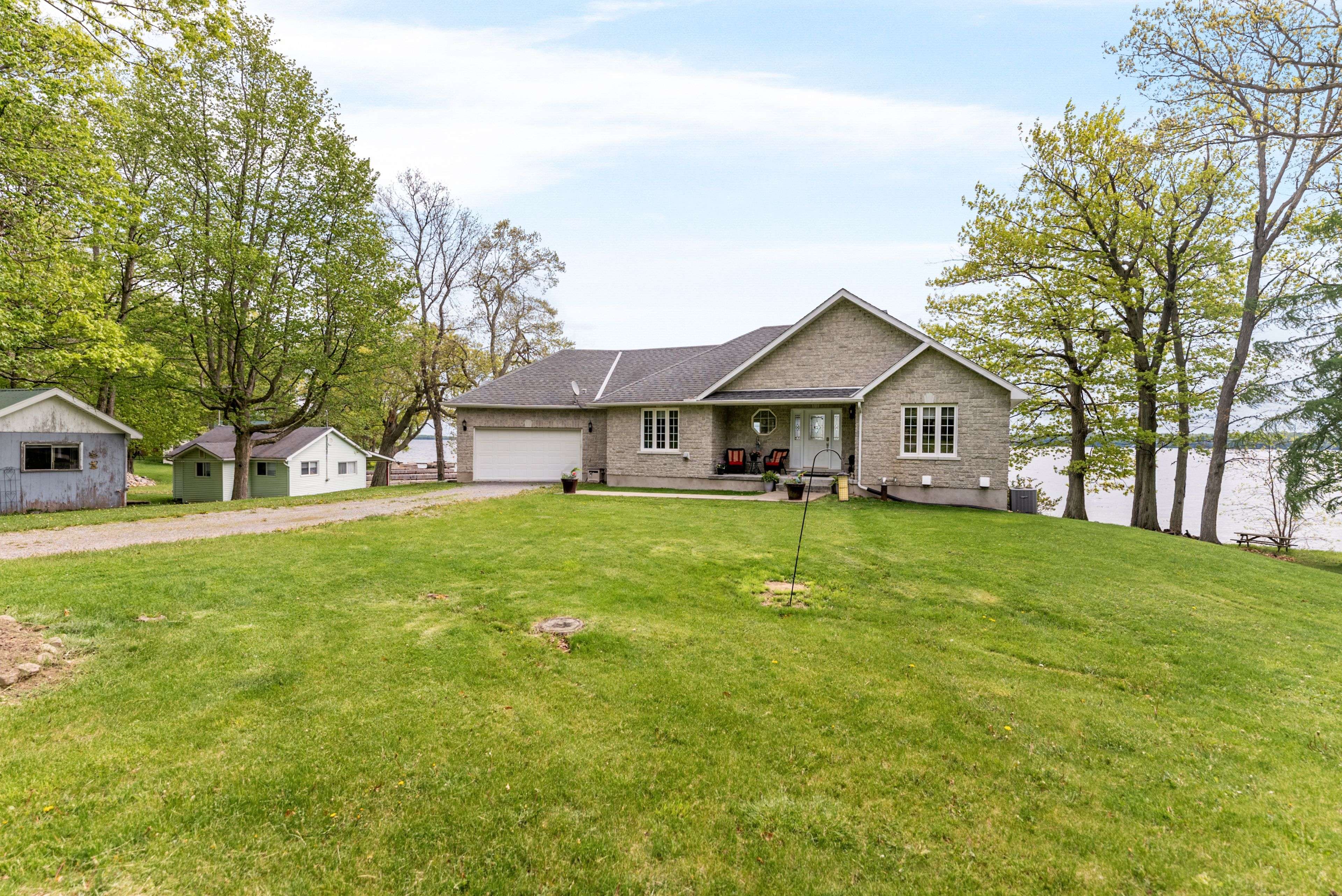 121 Hickory LN, Frontenac Islands, ON K0H 2Y0