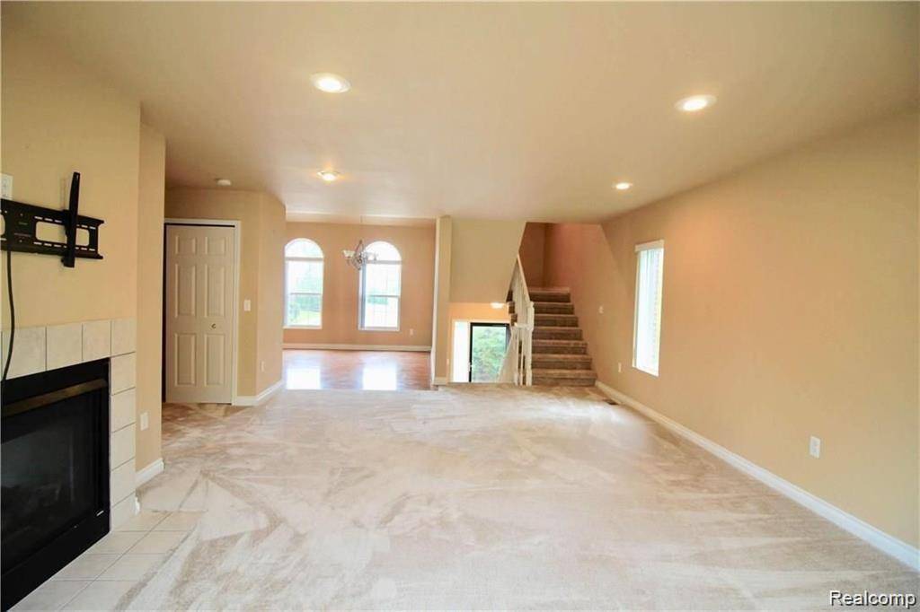 806 Red Run DR, Troy, MI 48085