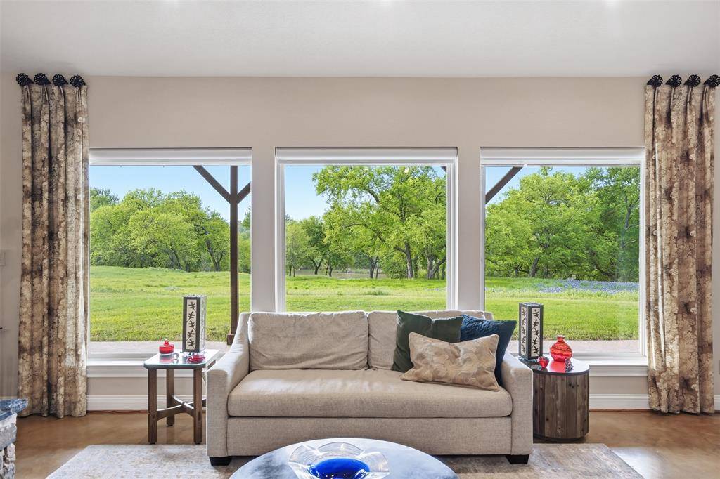 825 Benavides Lane, Mineral Wells, TX 76067