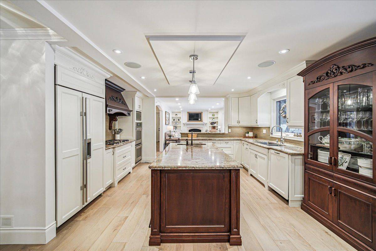 2305 Cheverie ST, Oakville, ON L6J 6C5