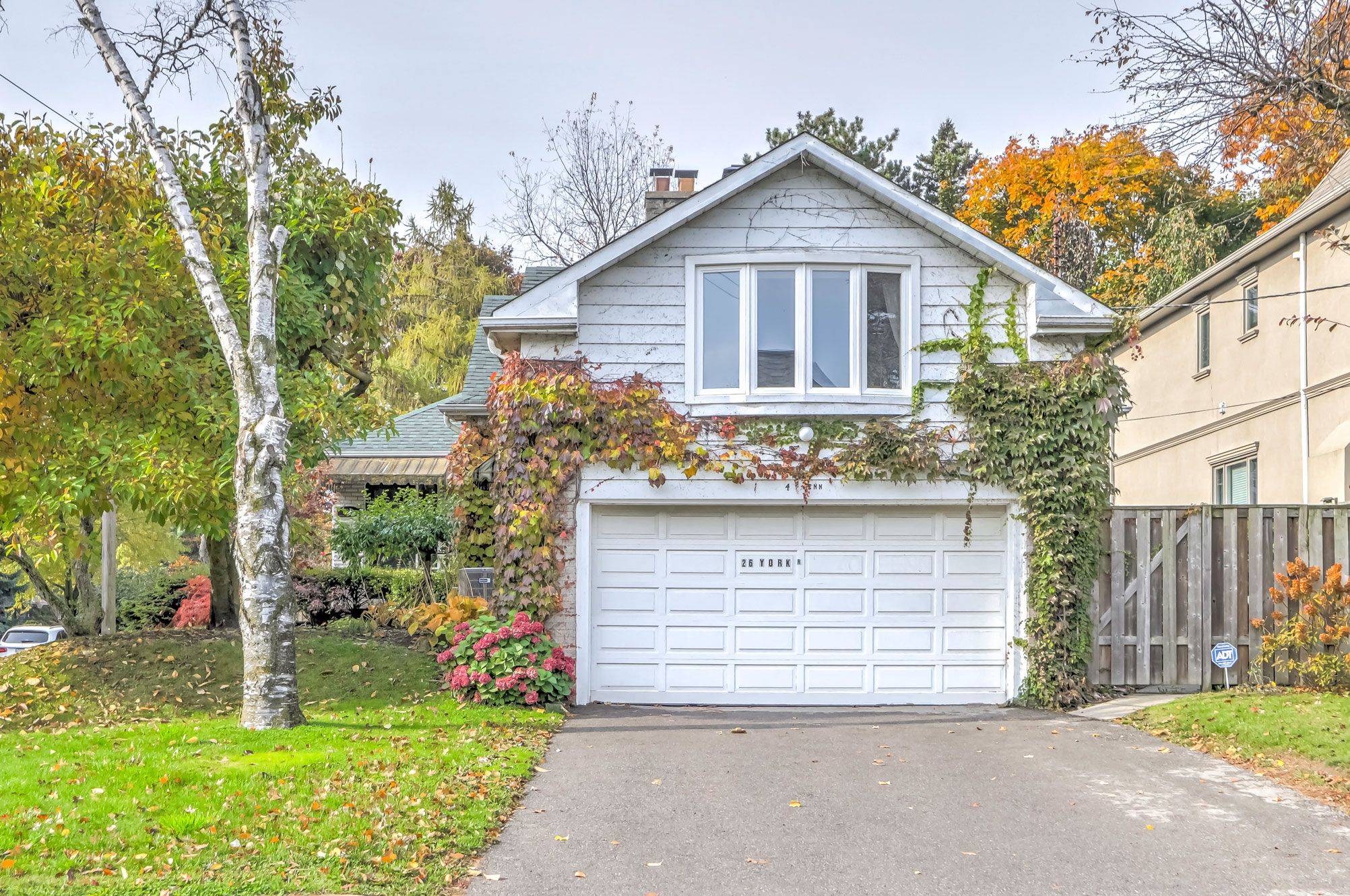 26 York RD, Toronto C12, ON M2L 1M8