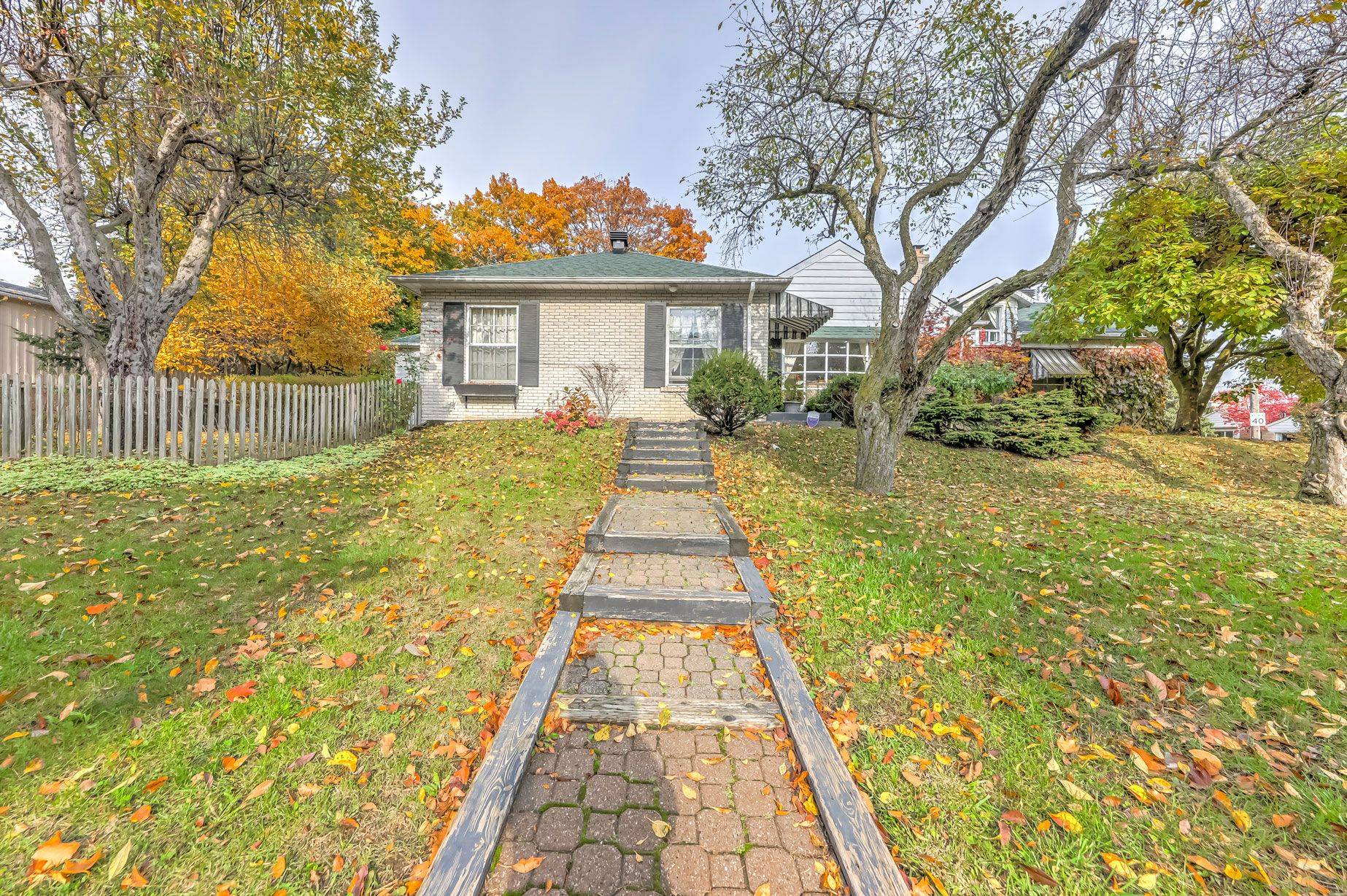 26 York RD, Toronto C12, ON M2L 1M8