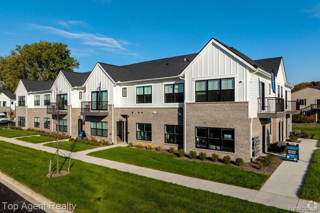 31601 Gabby CT, Chesterfield Township, MI 48047