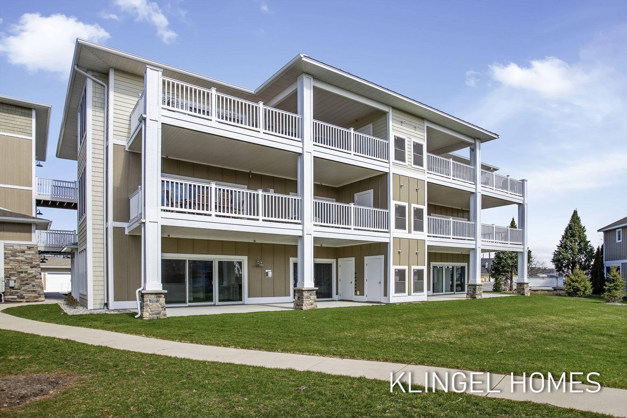 930 W Savidge ST #4, Spring Lake Vllg, MI 49456